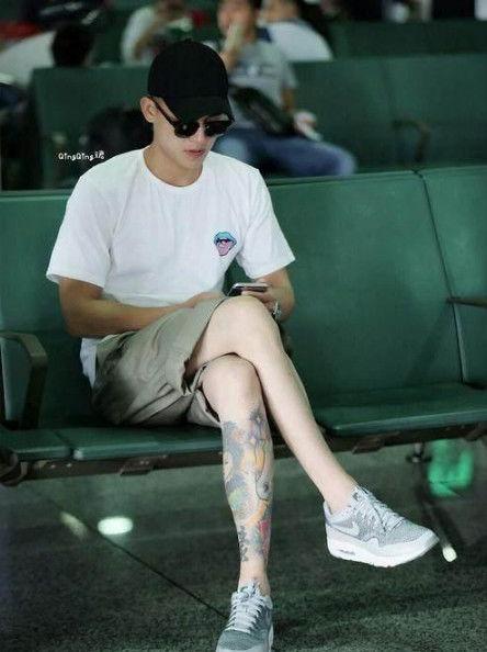 小腿纹身明星,时尚与个性的完美融合