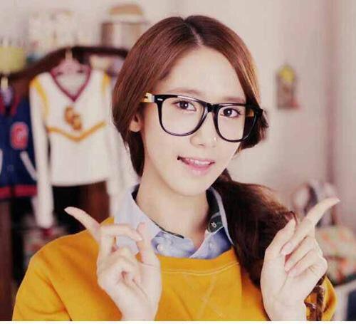 戴眼镜短女明星,揭秘戴眼镜的短女明星风采