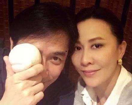 梁朝伟宠女明星视频,温馨互动引网友热议