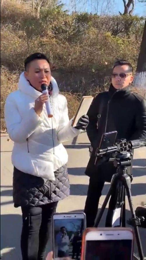 网红夫妻在街上唱歌视频,网红夫妻演绎动人歌声，引路人驻足聆听